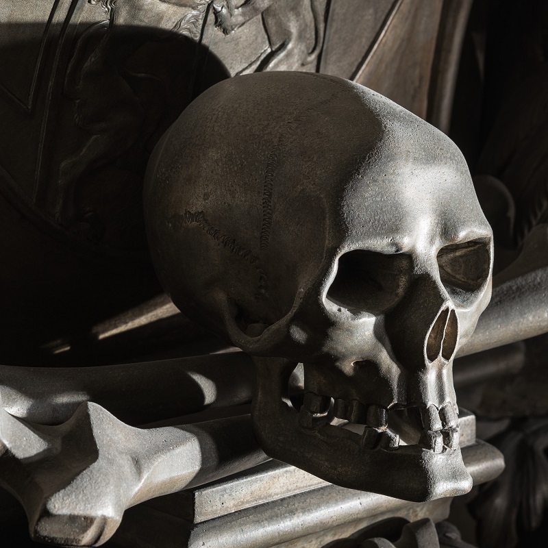 Schädel am Sarkophag von Karl Joseph (Nr . 117).