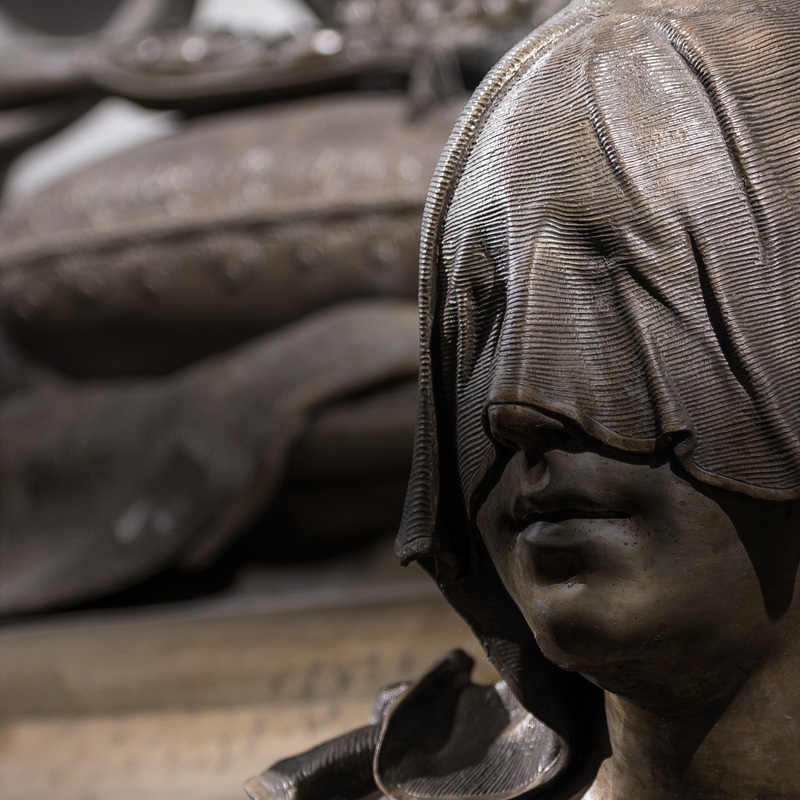 Kranke Zeiten! / Robert Vanis, Kapuzinergruft Wien Trauernde Genie an der Ecke des Sarkophags von Elisabeth Christine.